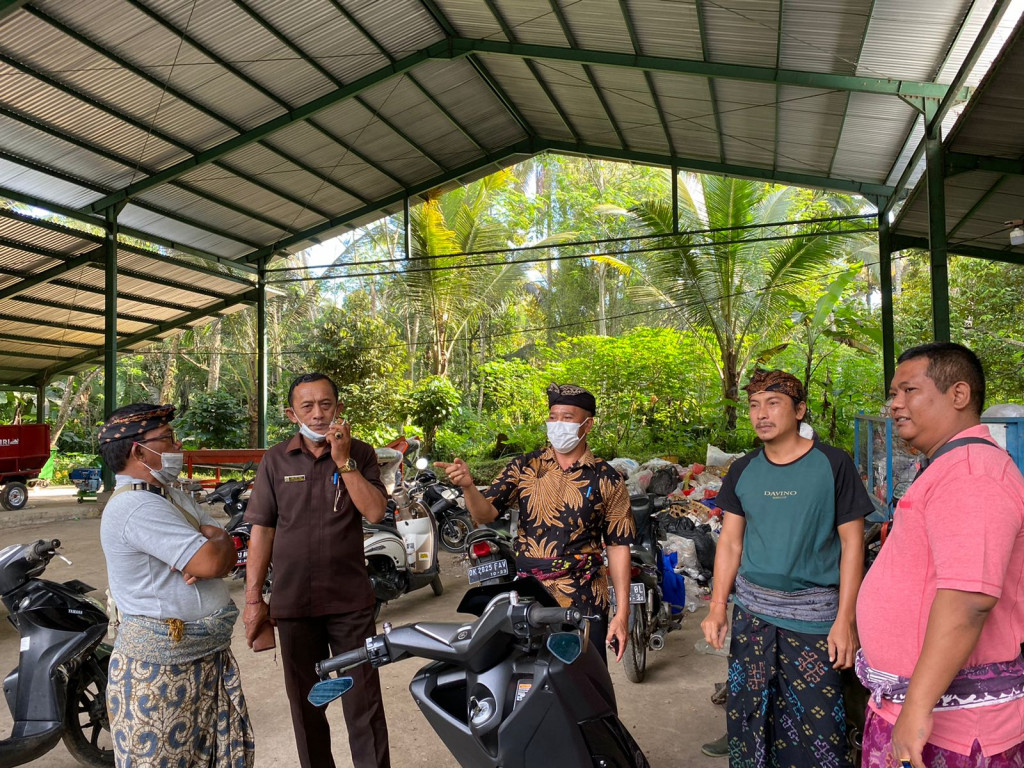 Sembahyang dan Memberikan Pengarahan Kepada Tenaga Kerja Betonisasi